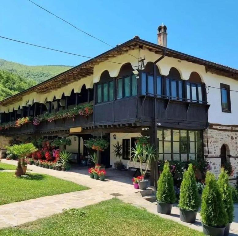 Vrt ispred objekta Temački konaci