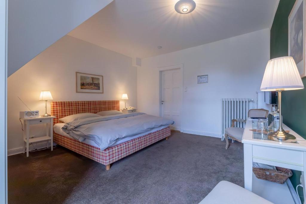 Postel nebo postele na pokoji v ubytování Hotel Waldhof auf Herrenland