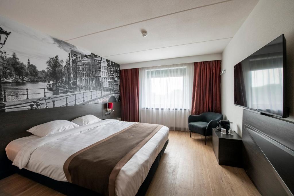 una camera d'albergo con un letto grande e una TV a schermo piatto di Bastion Hotel Brielle - Europoort a Brielle