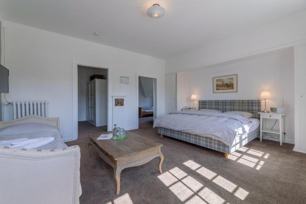 Postel nebo postele na pokoji v ubytování Hotel Waldhof auf Herrenland