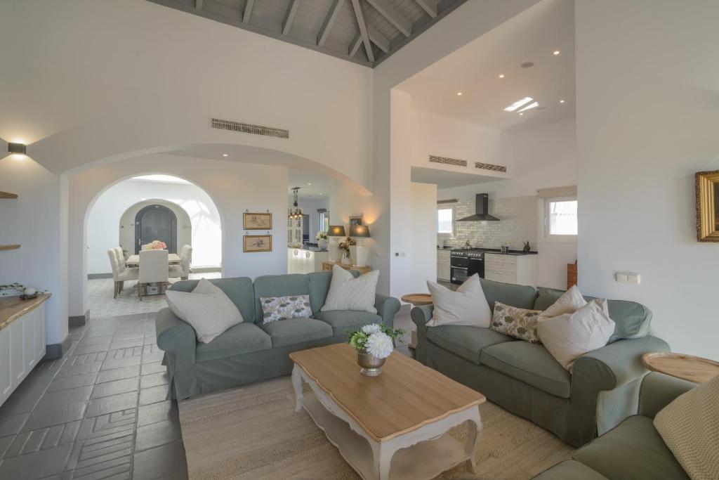 Una sala de estar con dos sofás y una mesa. en Villa Bella Vida, en Benalup-Casas Viejas
