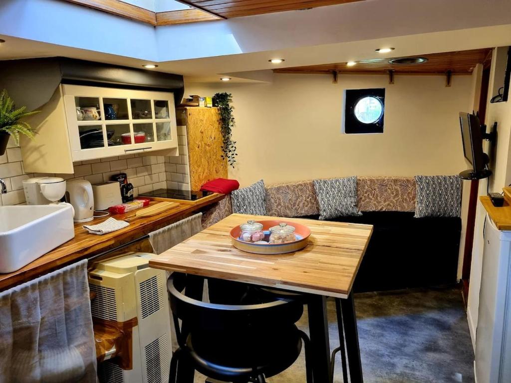 Istumisnurk majutusasutuses Péniche de charme avec jacuzzi sur canal du midi