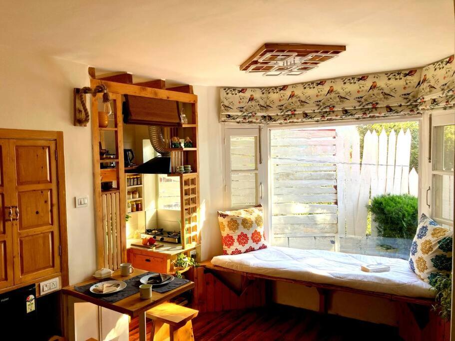 Postel nebo postele na pokoji v ubytování WindowBOX STUDIO kitchenette lawn WFH
