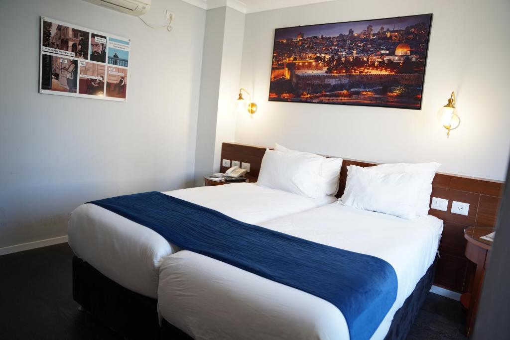 Postel nebo postele na pokoji v ubytování Spirit of Herzl Hotel הרוח של הרצל