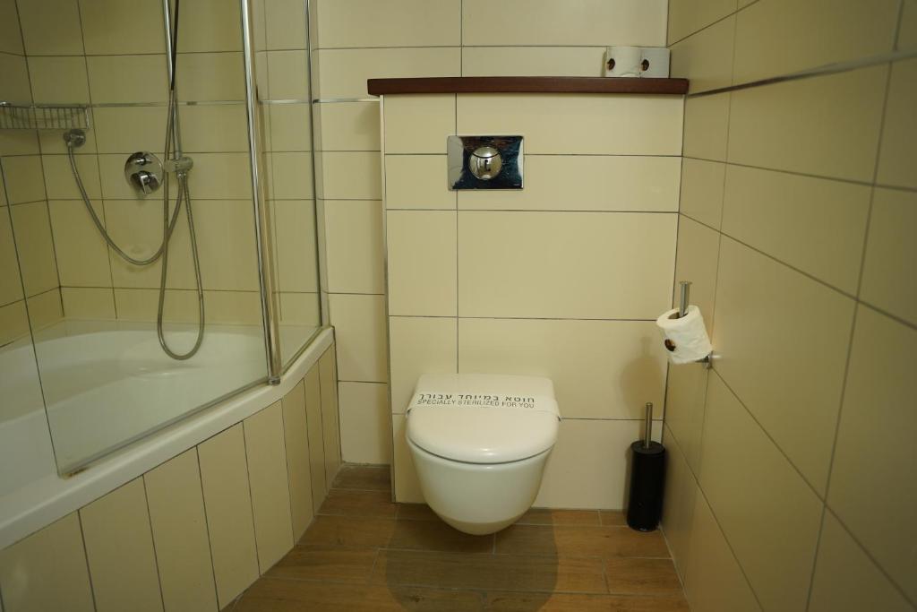 Koupelna v ubytování Spirit of Herzl Hotel הרוח של הרצל