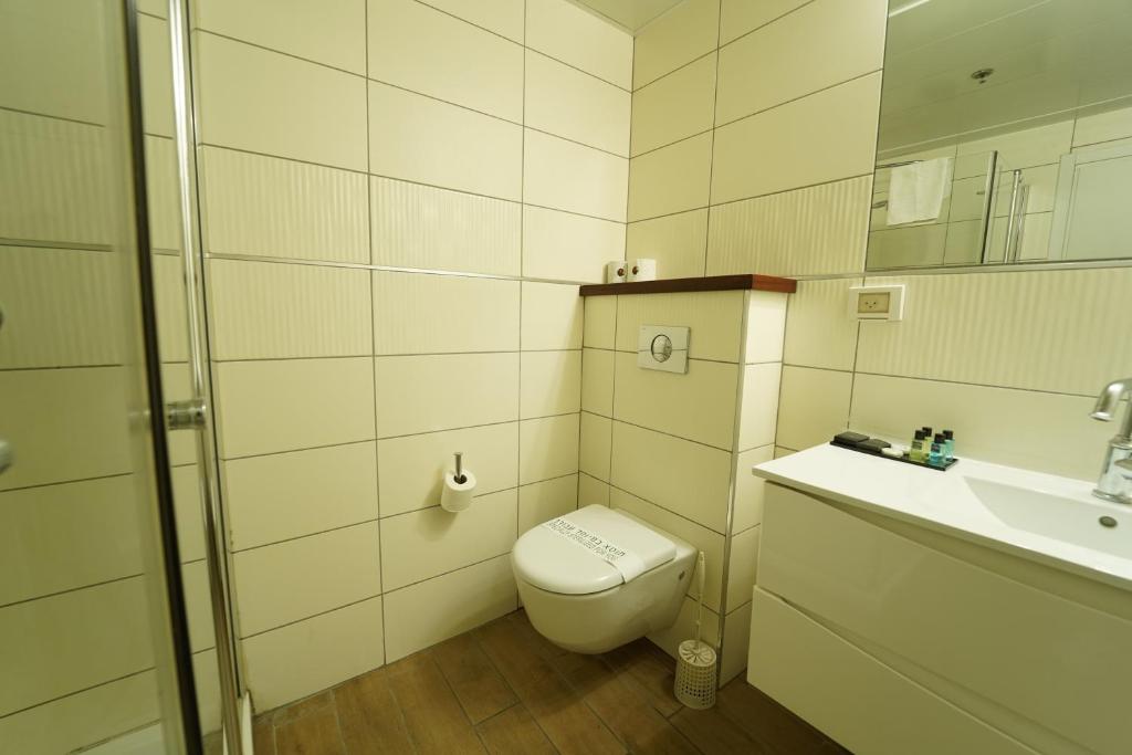 Koupelna v ubytování Spirit of Herzl Hotel הרוח של הרצל