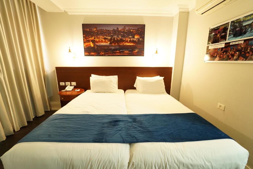Postel nebo postele na pokoji v ubytování Spirit of Herzl Hotel הרוח של הרצל
