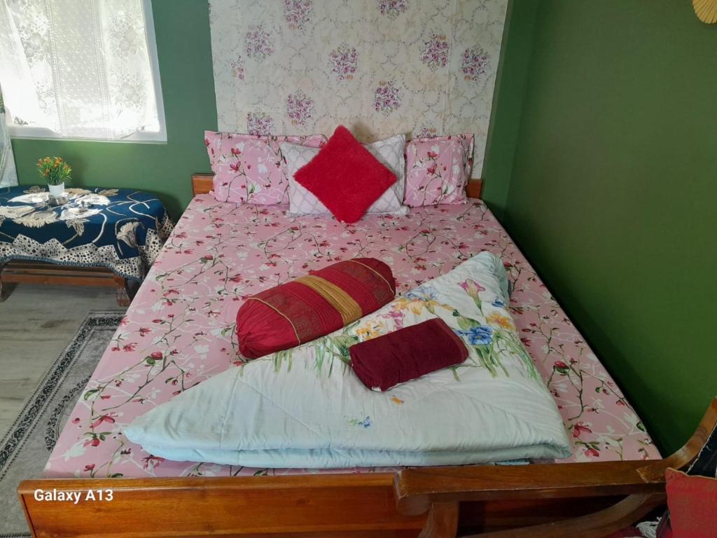 Postel nebo postele na pokoji v ubytování Seven Hills Homestay