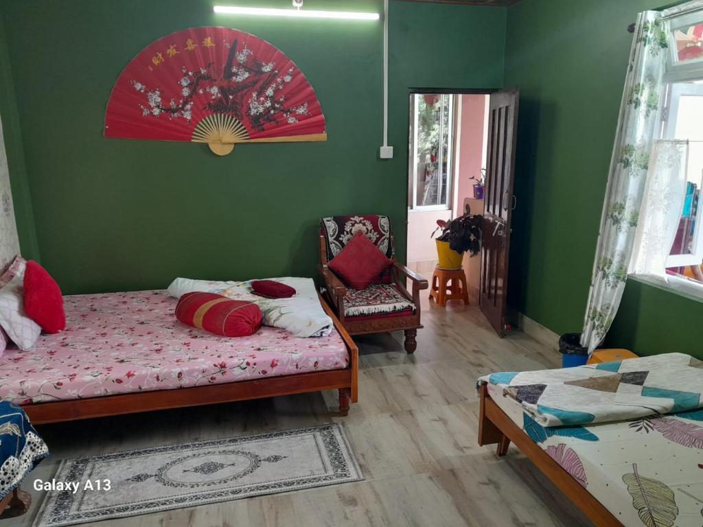 Postel nebo postele na pokoji v ubytování Seven Hills Homestay