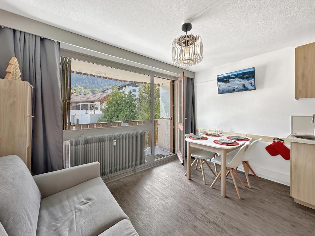 une cuisine et un salon avec une table et une salle à manger dans l'établissement CL124 Studio cabine cosy 4 pers centre, aux Carroz d'Arâches