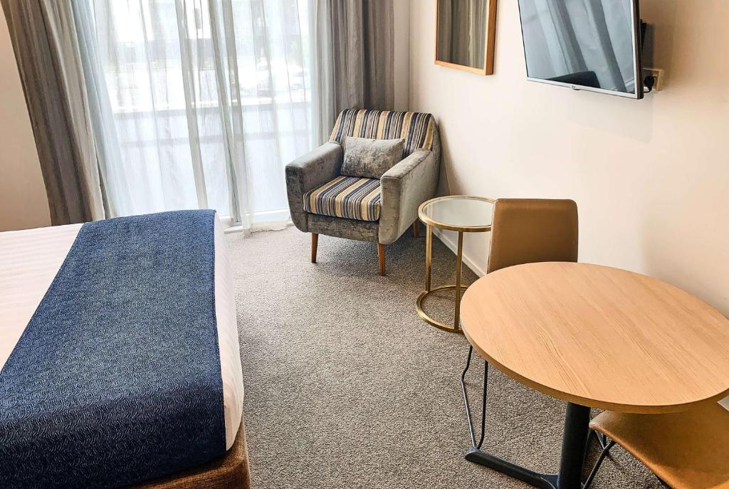 Televiisor ja/või meelelahutuskeskus majutusasutuses Ramada Suites by Wyndham Albany