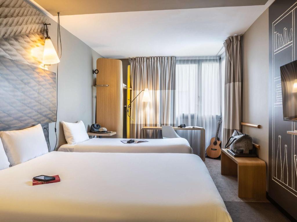Postel nebo postele na pokoji v ubytování ibis Gonesse Le Bourget