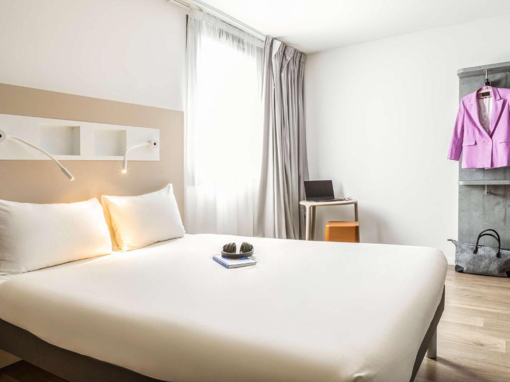 Postel nebo postele na pokoji v ubytování ibis budget Gonesse Le Bourget
