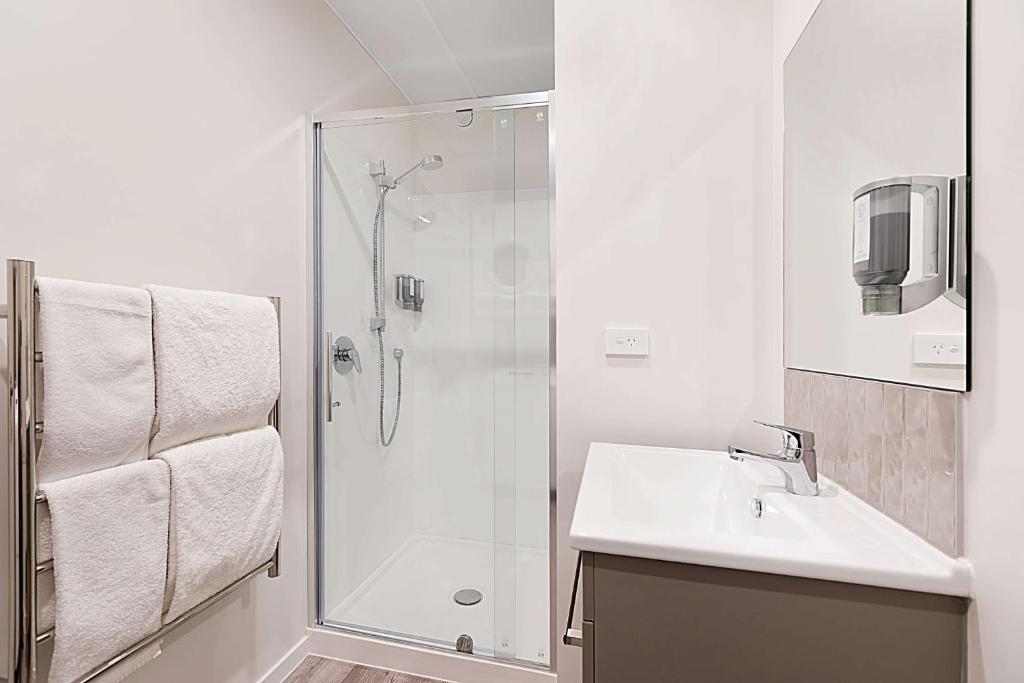 Ramada Suites By Wyndham Victoria Street West - Resim 17