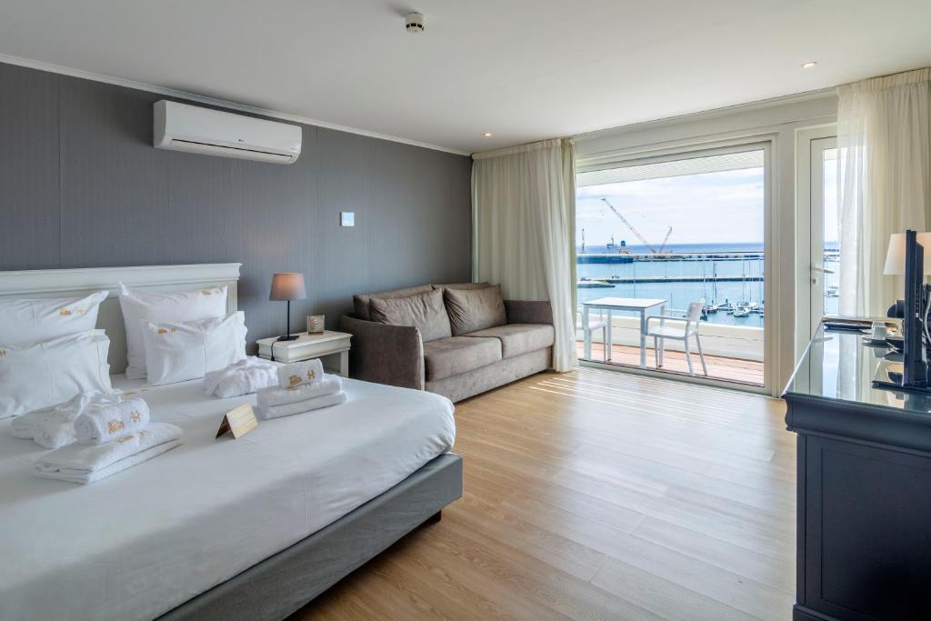 
Junior Suite with Balcony and Sea View
