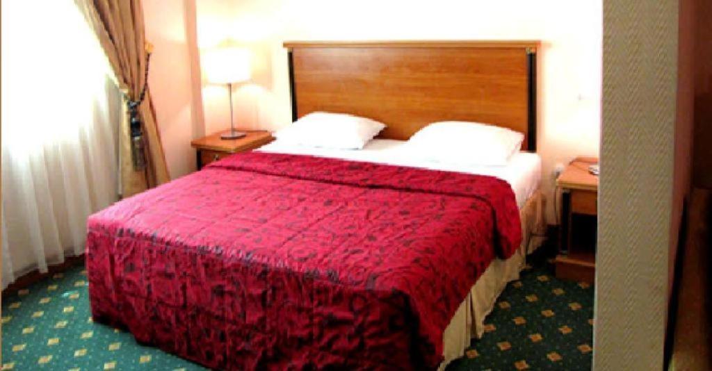 Postel nebo postele na pokoji v ubytování Almassa Hotel
