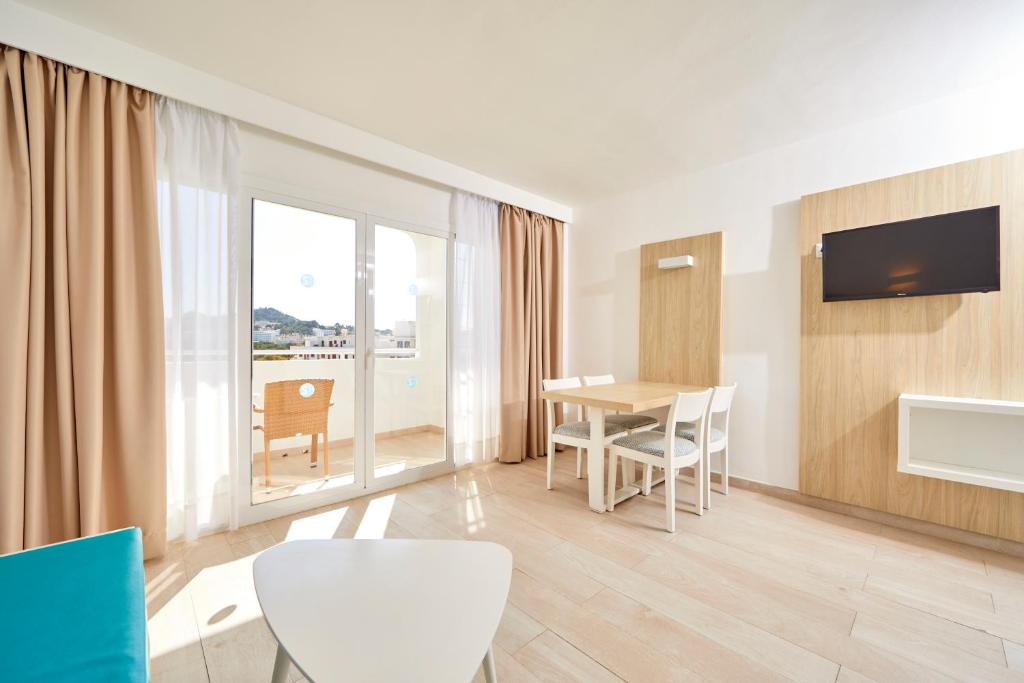 Sun Beach - One-Bedroom Apartment With Balcony
