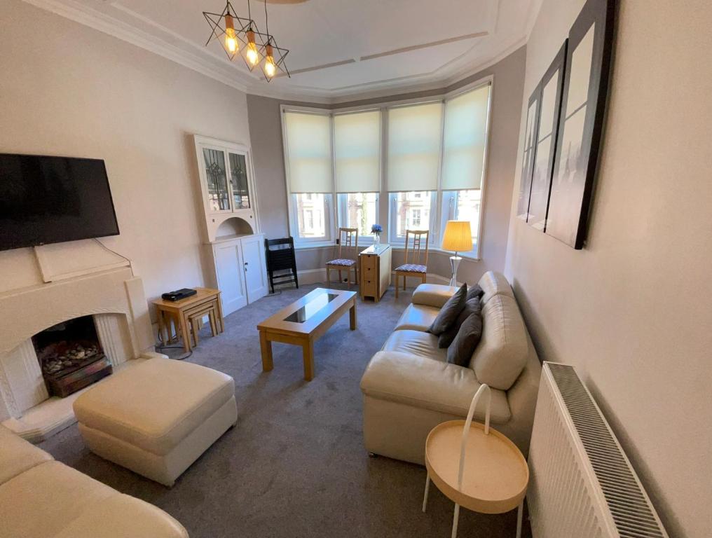 Apartment 2 Bed West End - Two-Bedroom Apartment