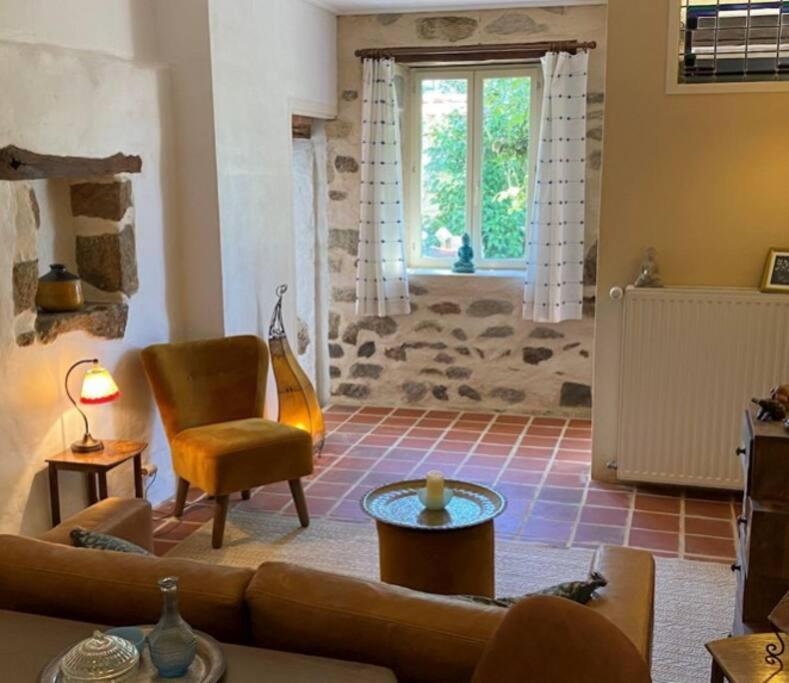 un salon avec un canapé et une chaise dans l'établissement Gite, à Saint-Maurice-près-Pionsat