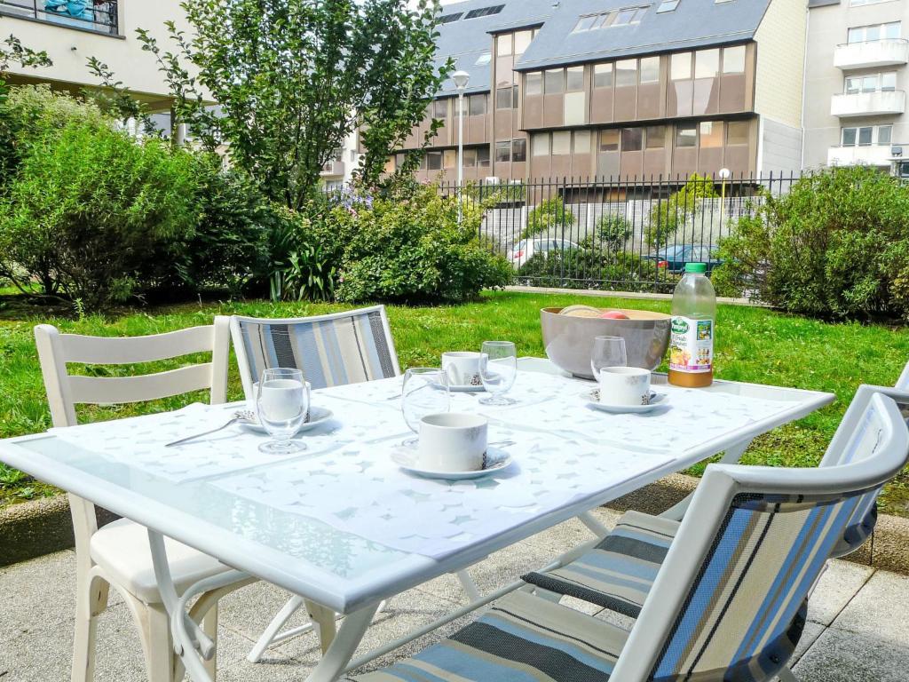 une table bleue avec des chaises et une bouteille dessus dans l'établissement Apartment Nautica-1 by Interhome, à Saint-Malo