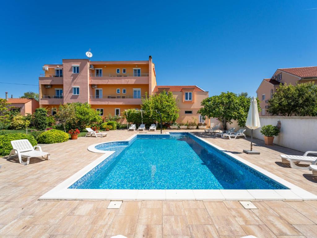 Bazén v ubytovaní Apartment Bonex-9 by Interhome alebo v jeho blízkosti