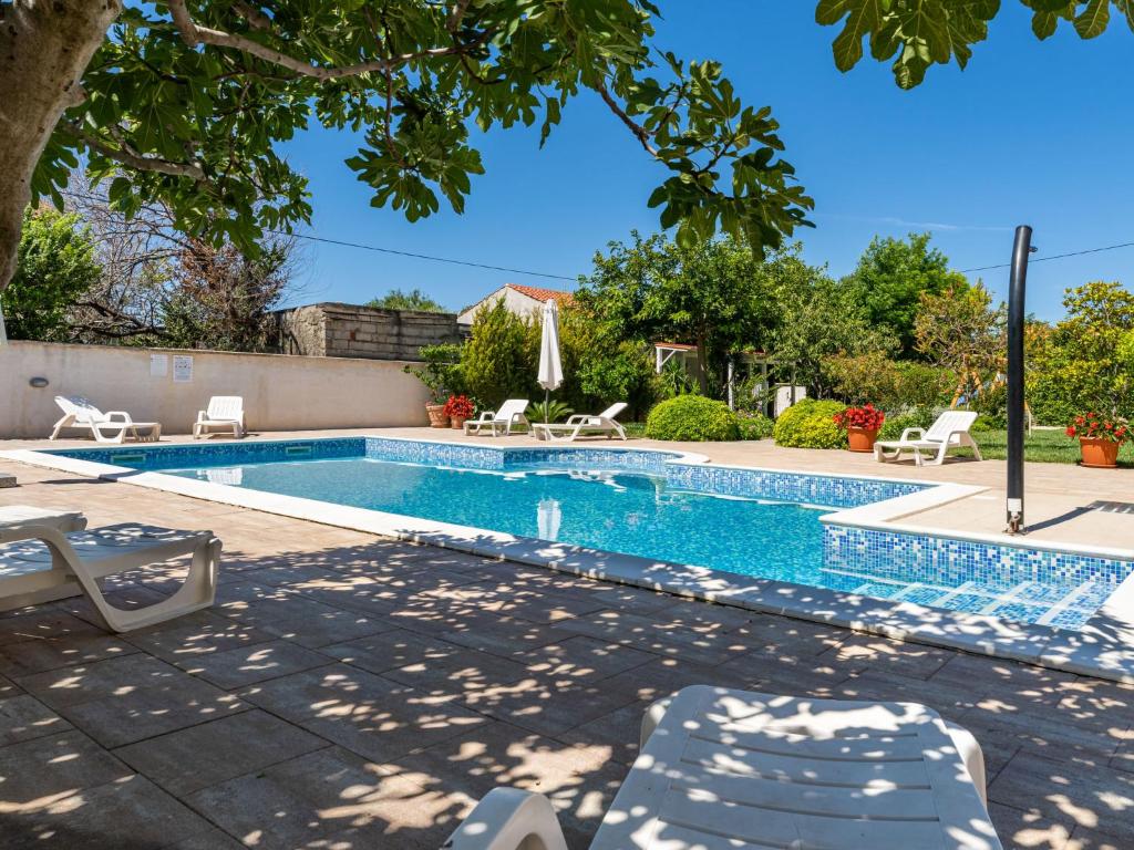 Bazén v ubytovaní Apartment Bonex-9 by Interhome alebo v jeho blízkosti