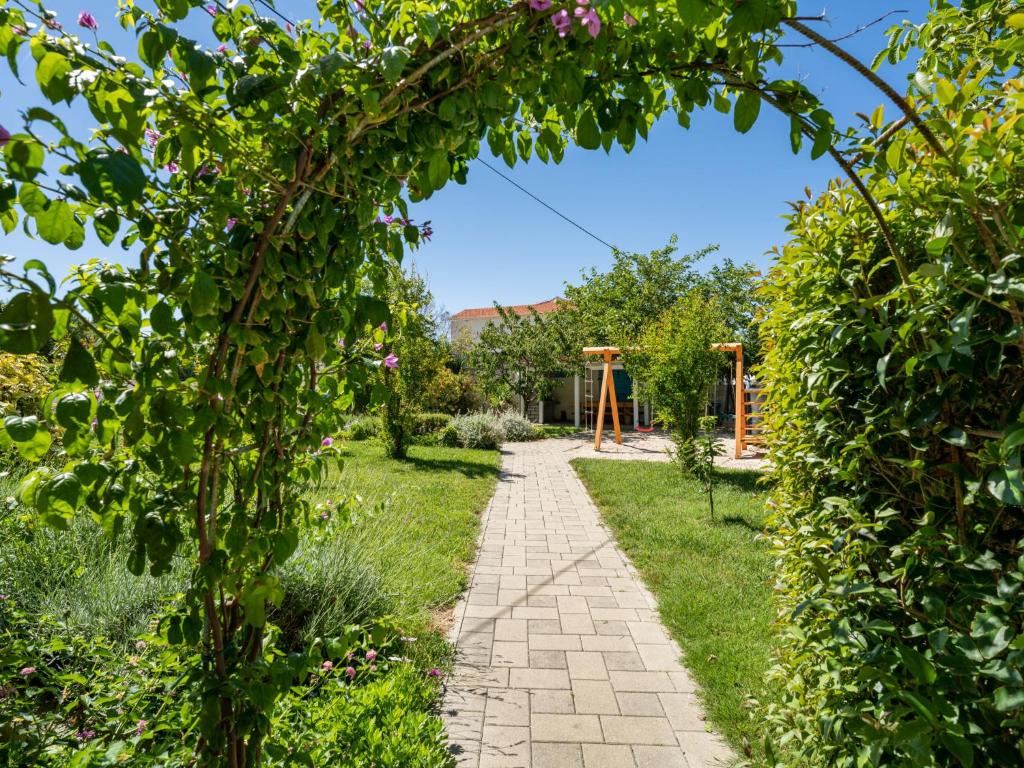 Vonkajšia záhrada v ubytovaní Apartment Bonex-9 by Interhome