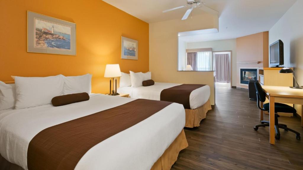 Postel nebo postele na pokoji v ubytování Lighthouse Suites Inn