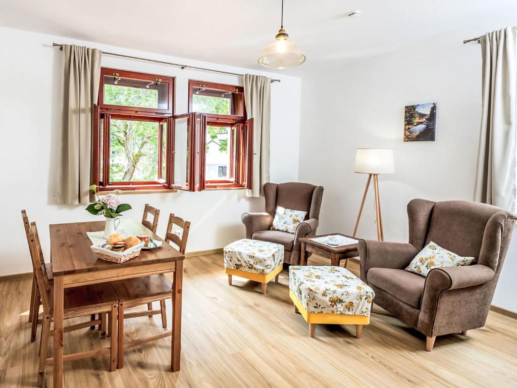 Una sala de estar con dos sillas y una mesa. en Apartment Bělá by Interhome, en Horní Planá