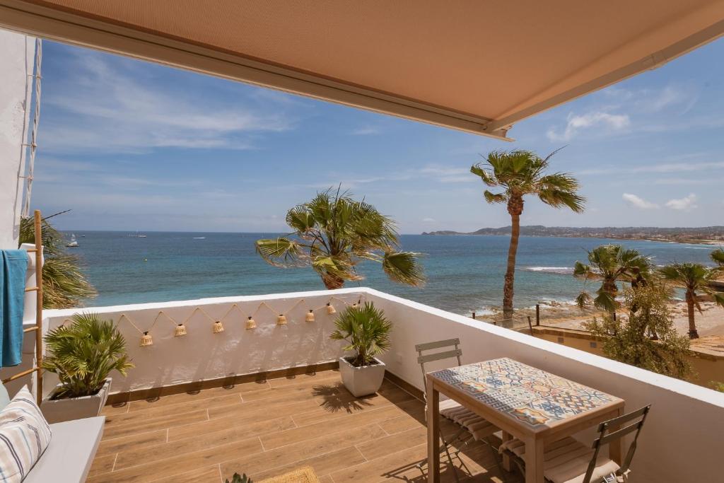阿杜纳斯区The Sea House Javea的阳台配有桌子,享有海景。