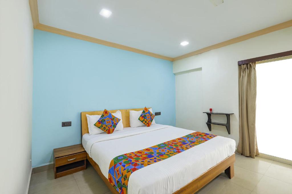 Postel nebo postele na pokoji v ubytování FabHotel Grand Royal - 400M From Candolim Beach