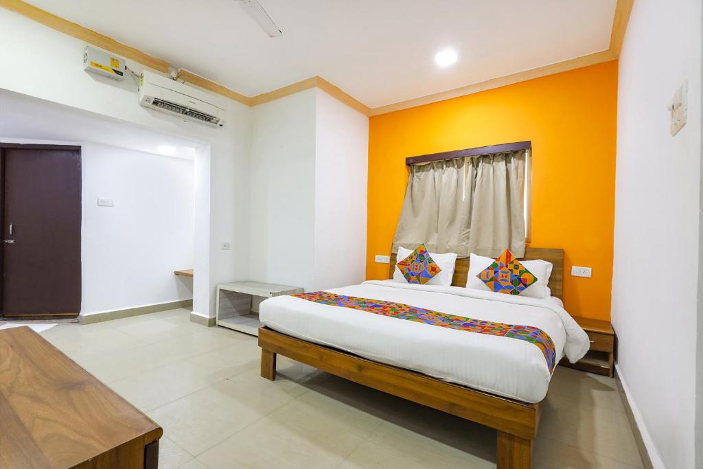 Postel nebo postele na pokoji v ubytování FabHotel Grand Royal - 400M From Candolim Beach
