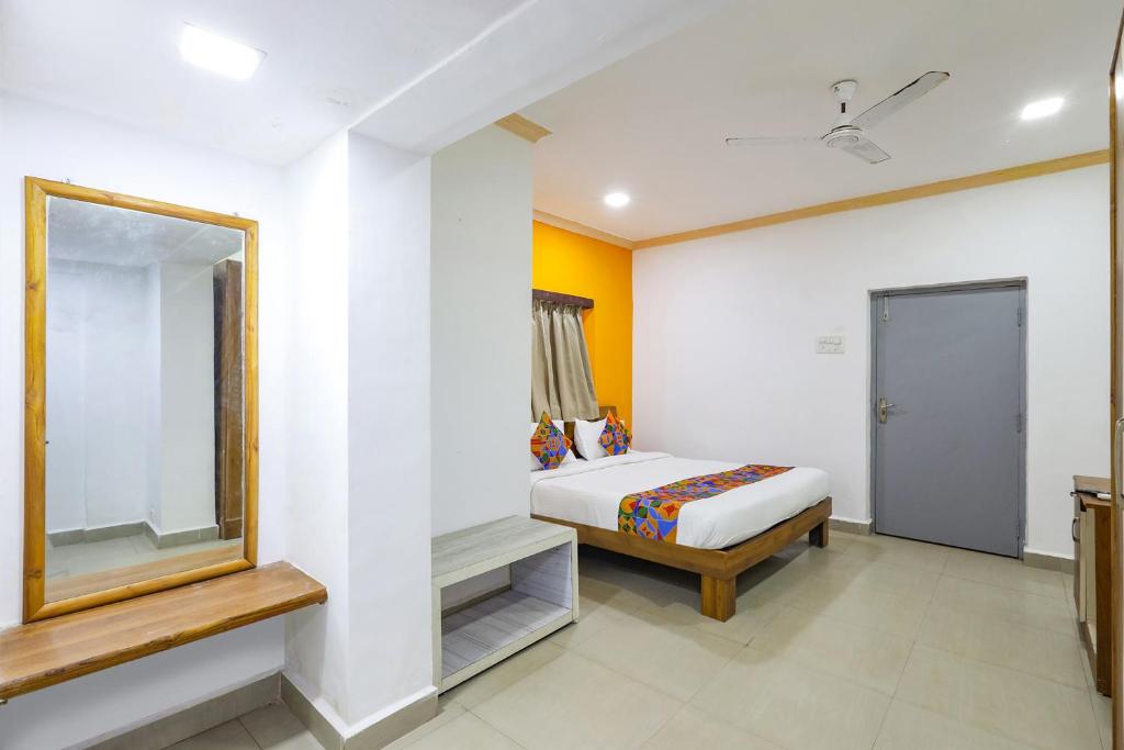 Postel nebo postele na pokoji v ubytování FabHotel Grand Royal - 400M From Candolim Beach