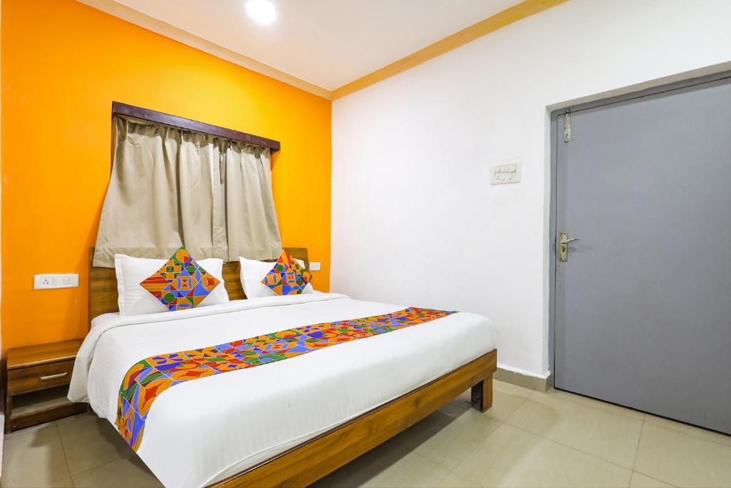 Postel nebo postele na pokoji v ubytování FabHotel Grand Royal - 400M From Candolim Beach