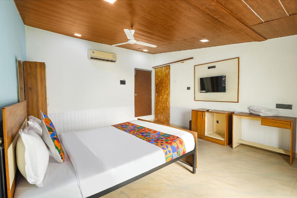 Postel nebo postele na pokoji v ubytování FabHotel Grand Royal - 400M From Candolim Beach