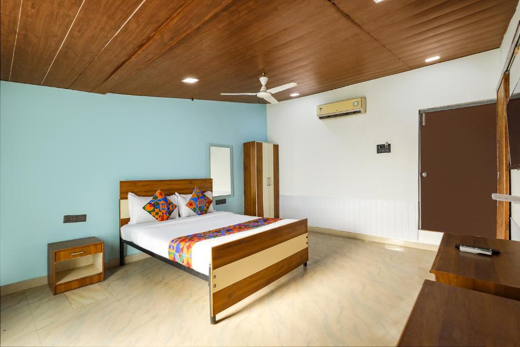 Postel nebo postele na pokoji v ubytování FabHotel Grand Royal - 400M From Candolim Beach