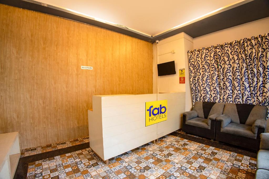 TV a/nebo společenská místnost v ubytování FabHotel Grand Royal - 400M From Candolim Beach