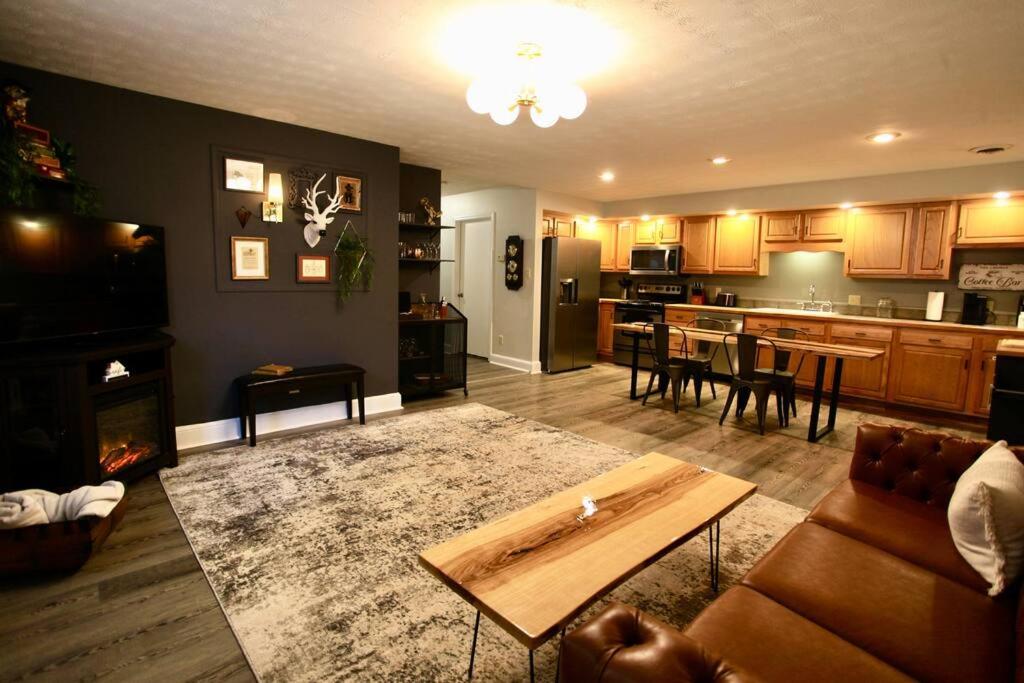 een woonkamer met een bank en een tafel bij The Lounge - Downtown Chillicothe in Chillicothe