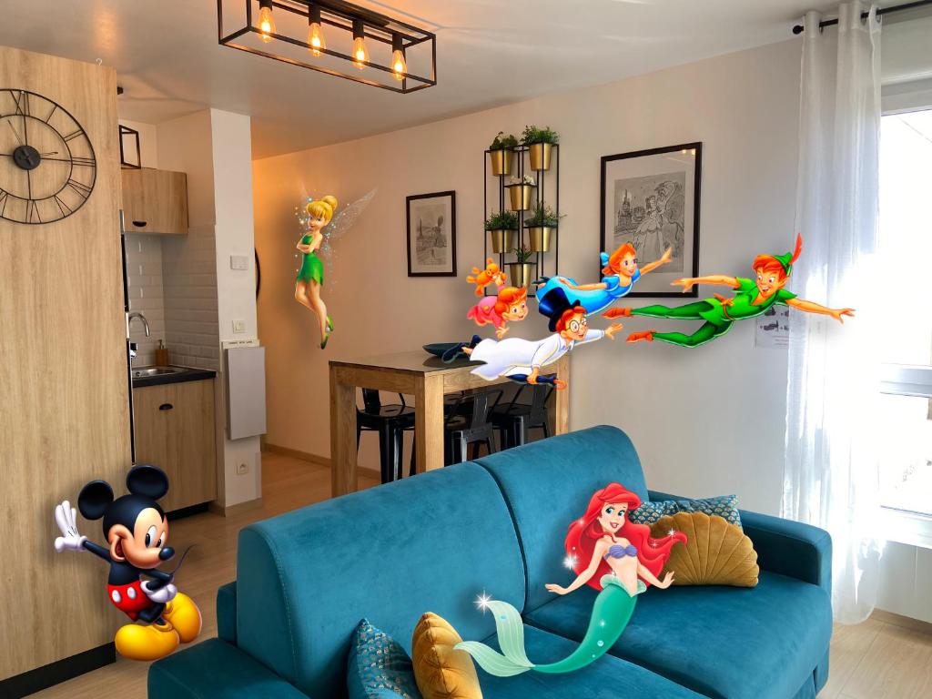 un salon avec un canapé bleu et quelques jouets dans l'établissement Clochette next to Disneyland Paris 5 PAX, à Montévrain