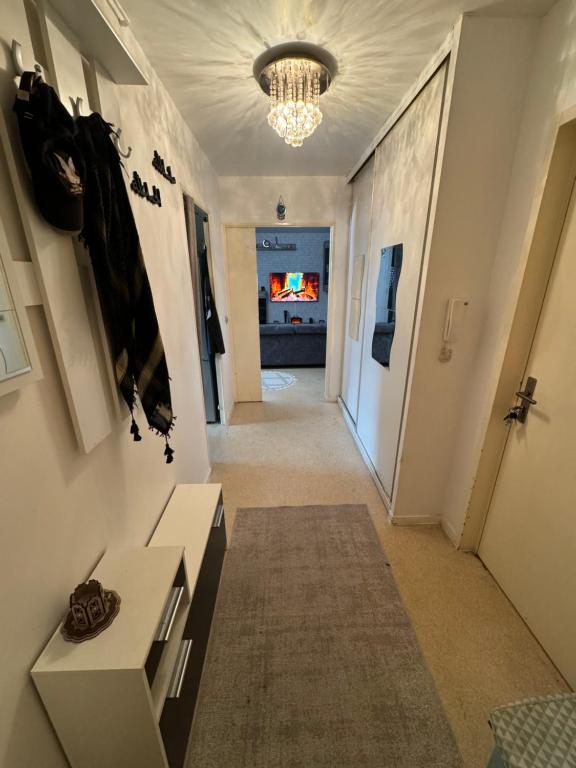 un couloir avec un long couloir dans l'établissement proche paris la defense, à Clichy