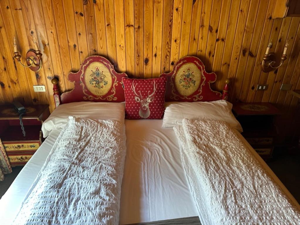 Postel nebo postele na pokoji v ubytování Hotel Garni St. Hubertus