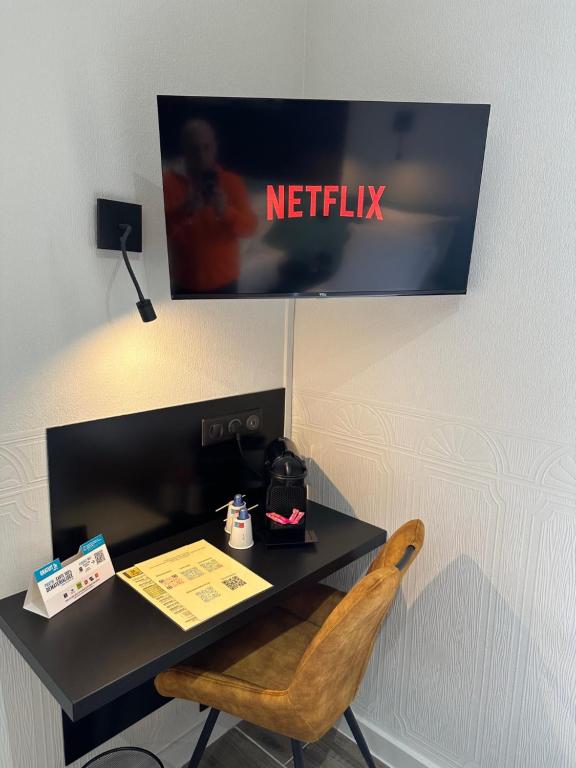 TV a/nebo společenská místnost v ubytování Logis Hôtel Au Vieux Morvan "récemment rénové", au cœur de la Bourgogne, Piscine & Spa