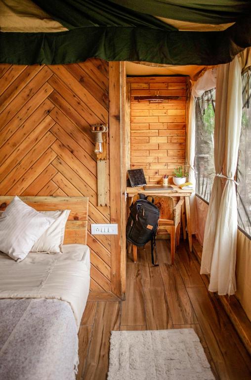Postel nebo postele na pokoji v ubytování Jaadooghar x Dug Dug Camps, Bhimtal