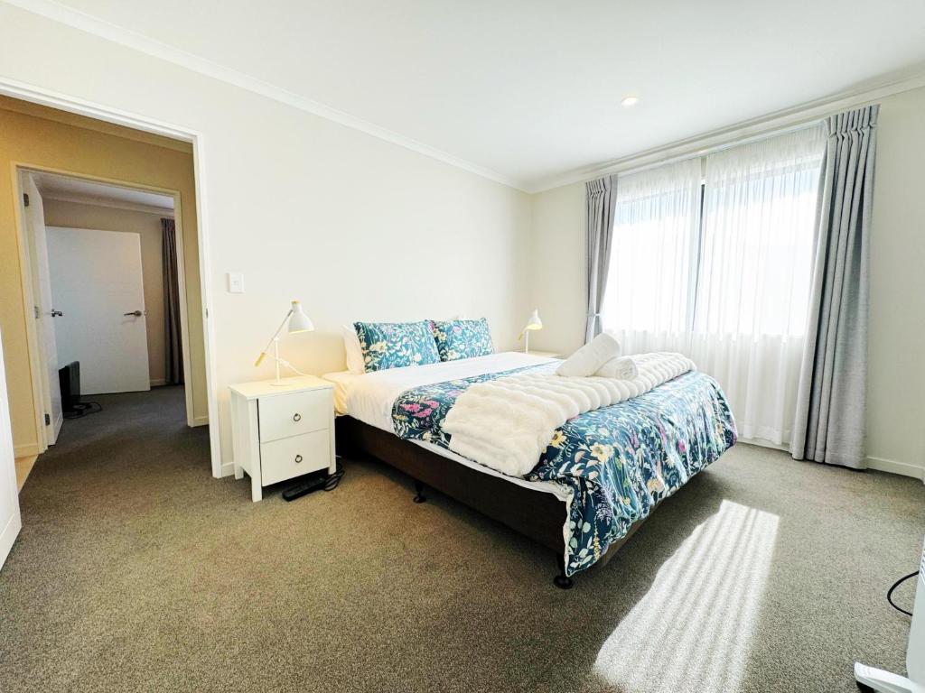 Postel nebo postele na pokoji v ubytování Whetu Whiti Apartment