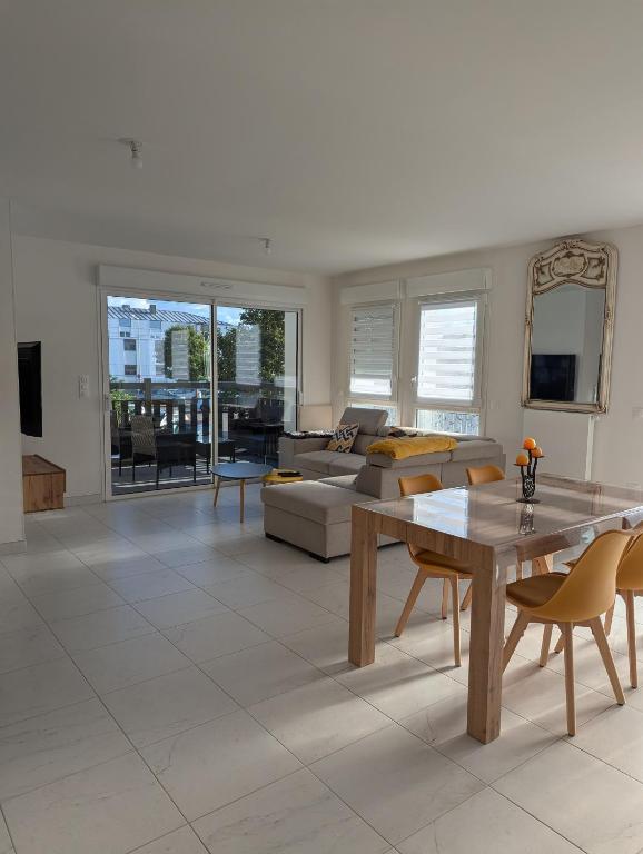 un salon avec un canapé et une table dans l'établissement Aux phoques rieurs, à Berck-sur-Mer