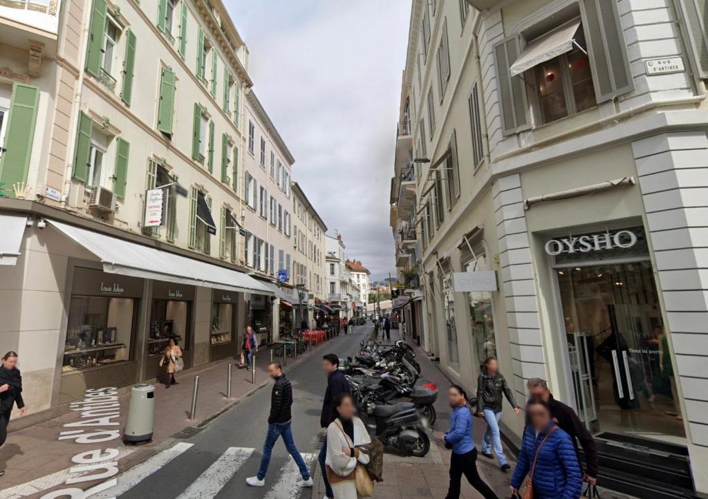 grupa ludzi idących ulicą miasta w obiekcie Mini Studio - Le Chabaud - Cannes centre w Cannes