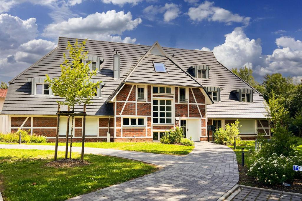 a house with a gambrel roof at FeWo Muschelsucher in Wustrow
