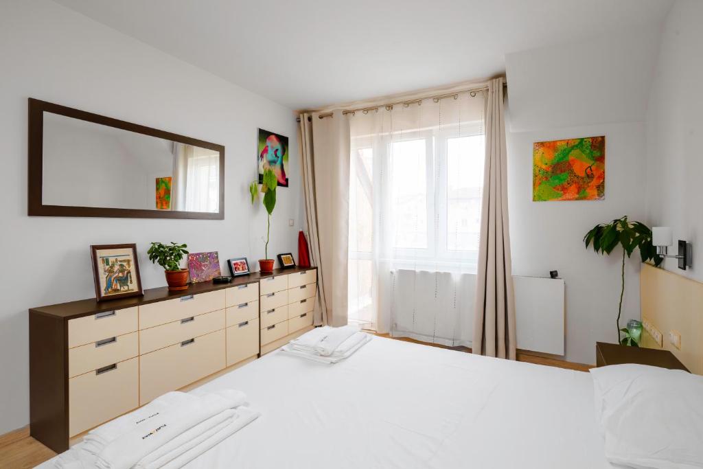 Postel nebo postele na pokoji v ubytování Spacious 2BD Flat with Secure Free Parking