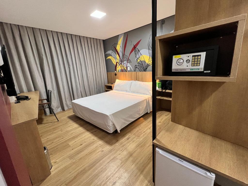 Postel nebo postele na pokoji v ubytování Ramada Encore Ponta Grossa