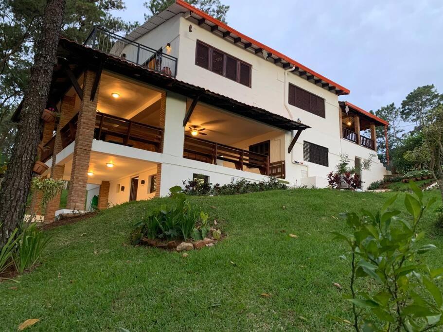 Κήπος έξω από το Villa Carmen en Jarabacoa